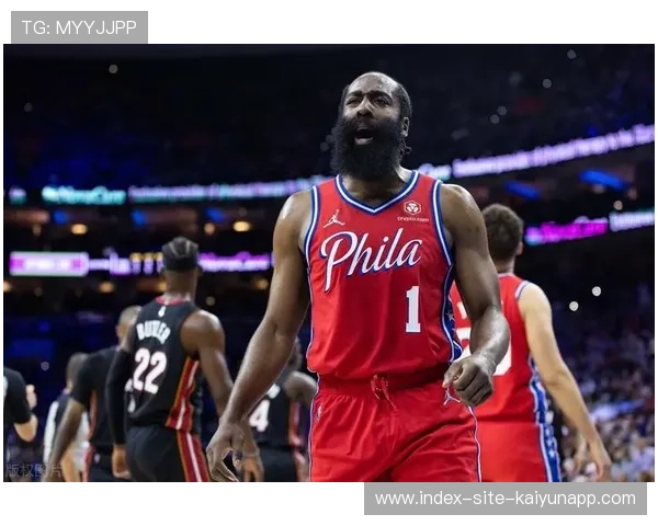 哈登关键时刻突入造成混乱，76人拿下焦点胜利